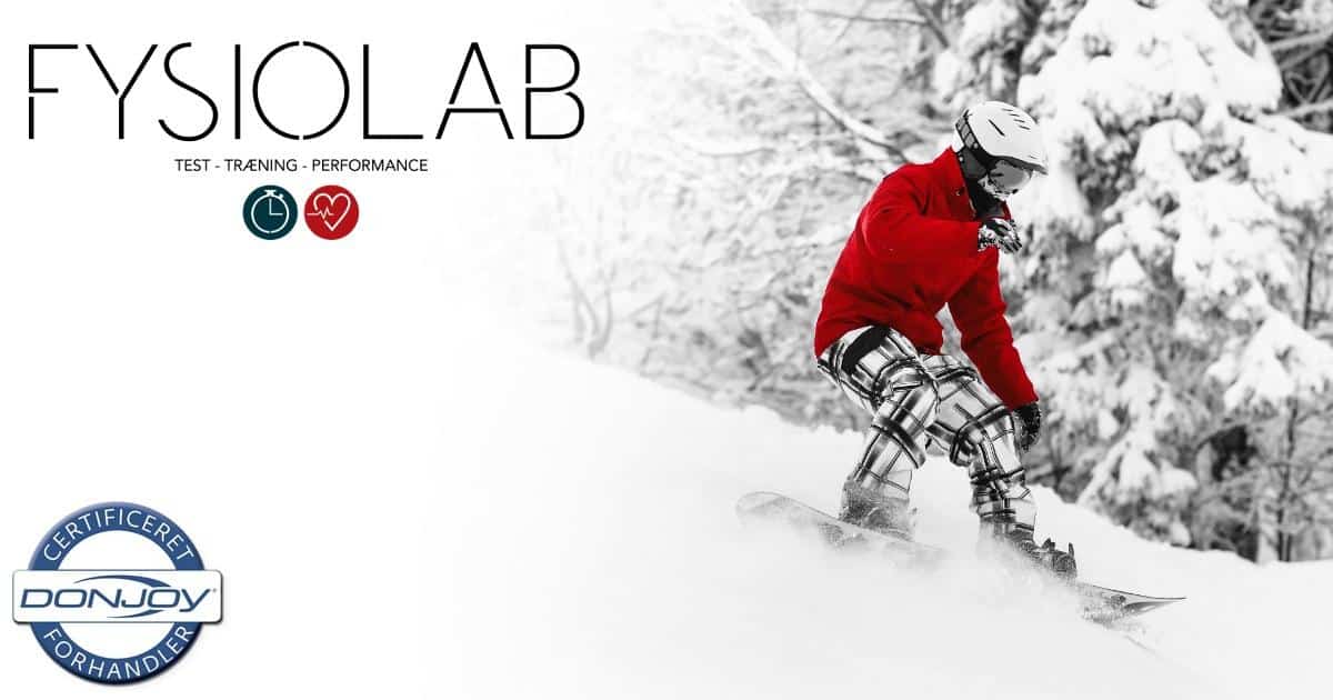 Man in red ski jacket and white helmet goes down the snowed hill in the forest Udlejning af knæskinner
